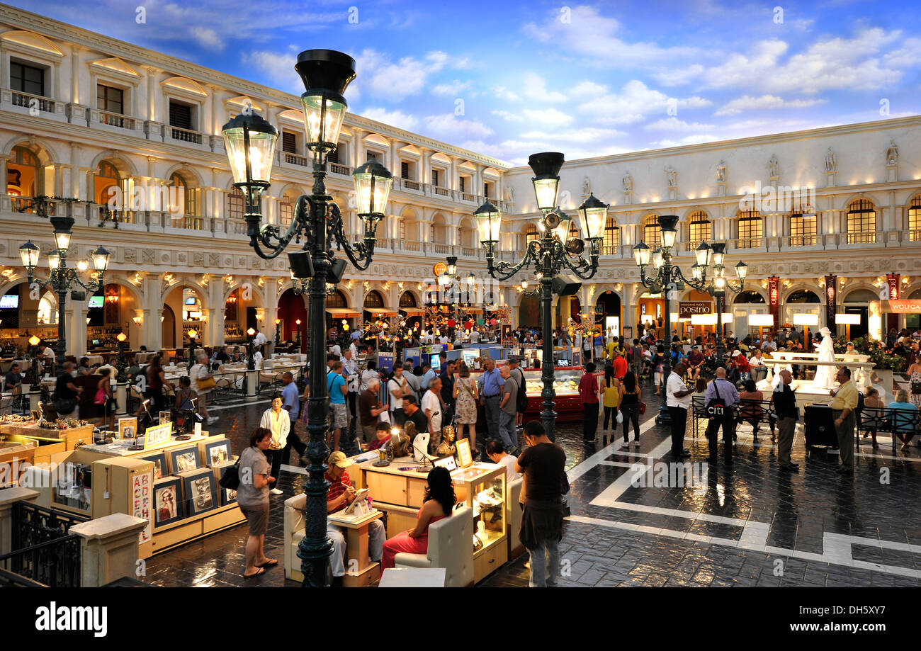 Touristen auf eine neu erstellte Piazza San Marco, dem Markusplatz, unter einem künstlichen Himmel, 5-Sterne-Luxushotel The Venetian Casino Stockfoto