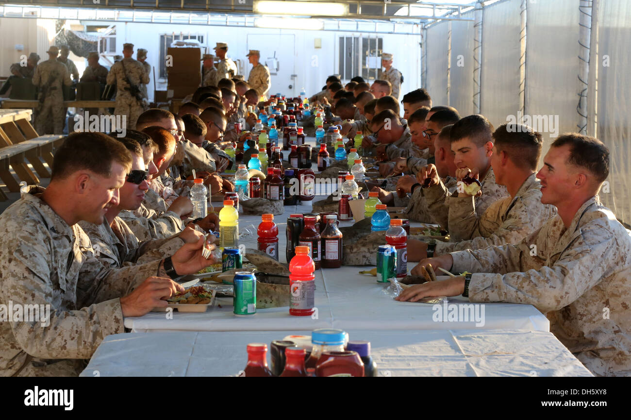 Marines mit 1. Bataillon, 7. Marineregiment, genießen Sie ein Krieger Mahlzeit hier, 19. Oktober 2013. Das Bataillon wurde belohnt mit der Mahlzeit für den Abschluss von Waffen und Taktiken Instructor Kurs. WTI findet zweimal jährlich statt und bietet die Möglichkeit für Piloten, weap Stockfoto