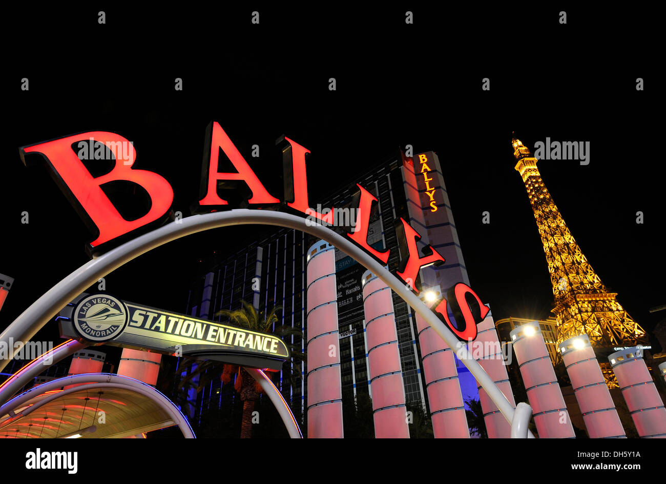 Nachtaufnahme, Bally's Las Vegas, ein Luxushotel und Casino, Paris mit eine Nachbildung des Eiffelturms, Strip, Las Vegas, Nevada Stockfoto