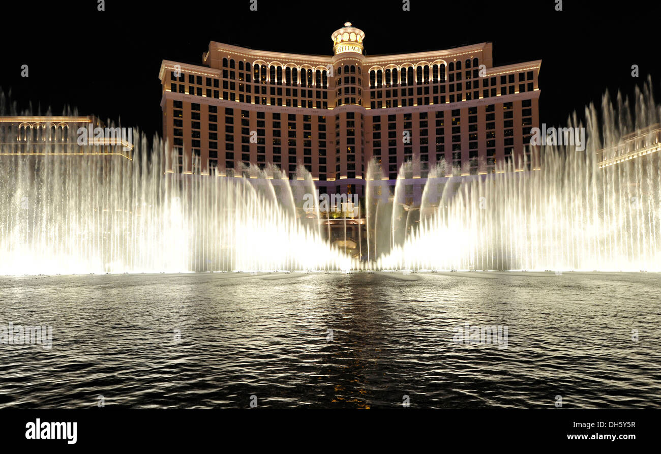 Nachtaufnahme, Wasser Anzeige vor einem Luxushotel, Casino, Bellagio, Las Vegas, Nevada, Vereinigte Staaten von Amerika, USA Stockfoto