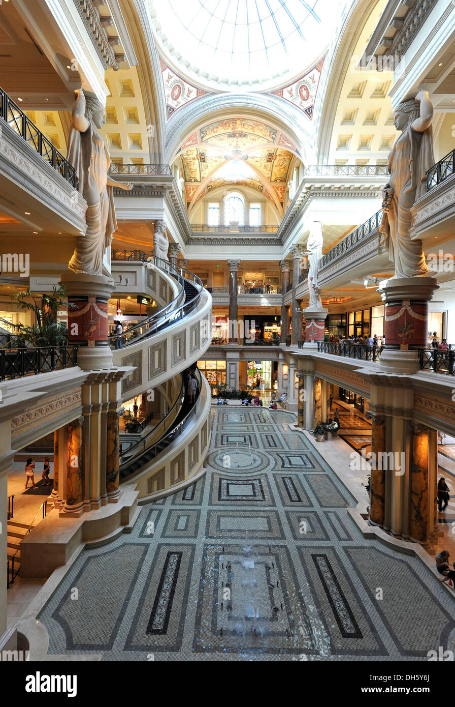Interieur, das Forum mit einer einzigartige Wendeltreppe, Luxushotel, Casino, Caesars Palace, Las Vegas, Nevada Stockfoto