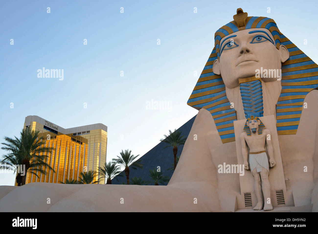 Luxor, Eingang, TheHotel auf der Rückseite, Hotels und Kasinos, Las Vegas, Nevada, USA, PublicGround Stockfoto