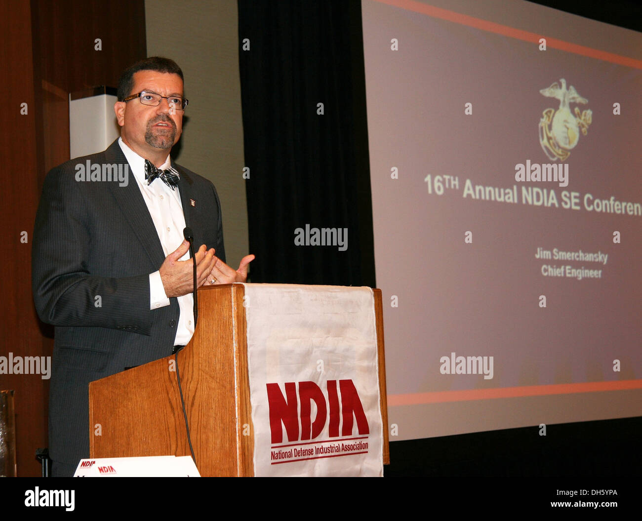 Jim Smerchansky, stellvertretender Kommandeur für die Kompatibilität der Systeme Engineering, Architektur und Technik und Chefingenieur bei Marine Corps Systems Command, bespricht Engineering angesichts der Unsicherheit bei einer Okt. 29 Systemtechnik-Panel in Arlingt Stockfoto