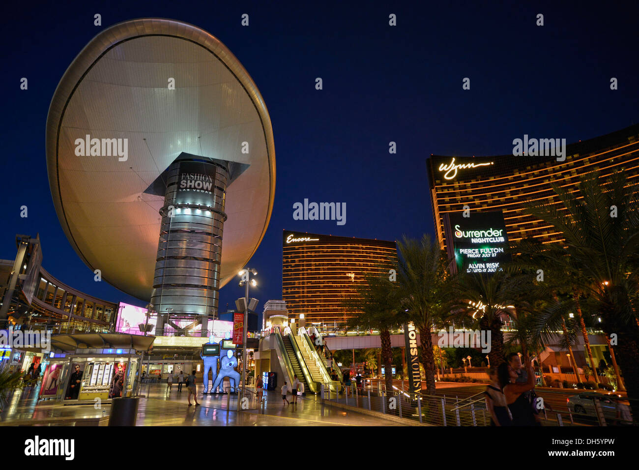 UFO-Look bei der Fashion Show Shopping Mall in der Nacht, Luxushotel, Encore, Paradies, Wynn Casino, Las Vegas, Nevada Stockfoto