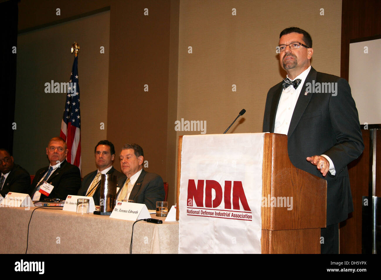 Jim Smerchansky, stellvertretender Kommandeur für die Kompatibilität der Systeme Engineering, Architektur und Technik und Chefingenieur bei Marine Corps Systems Command, bespricht Engineering angesichts der Unsicherheit bei einer Okt. 29 Systemtechnik-Panel in Arlingt Stockfoto