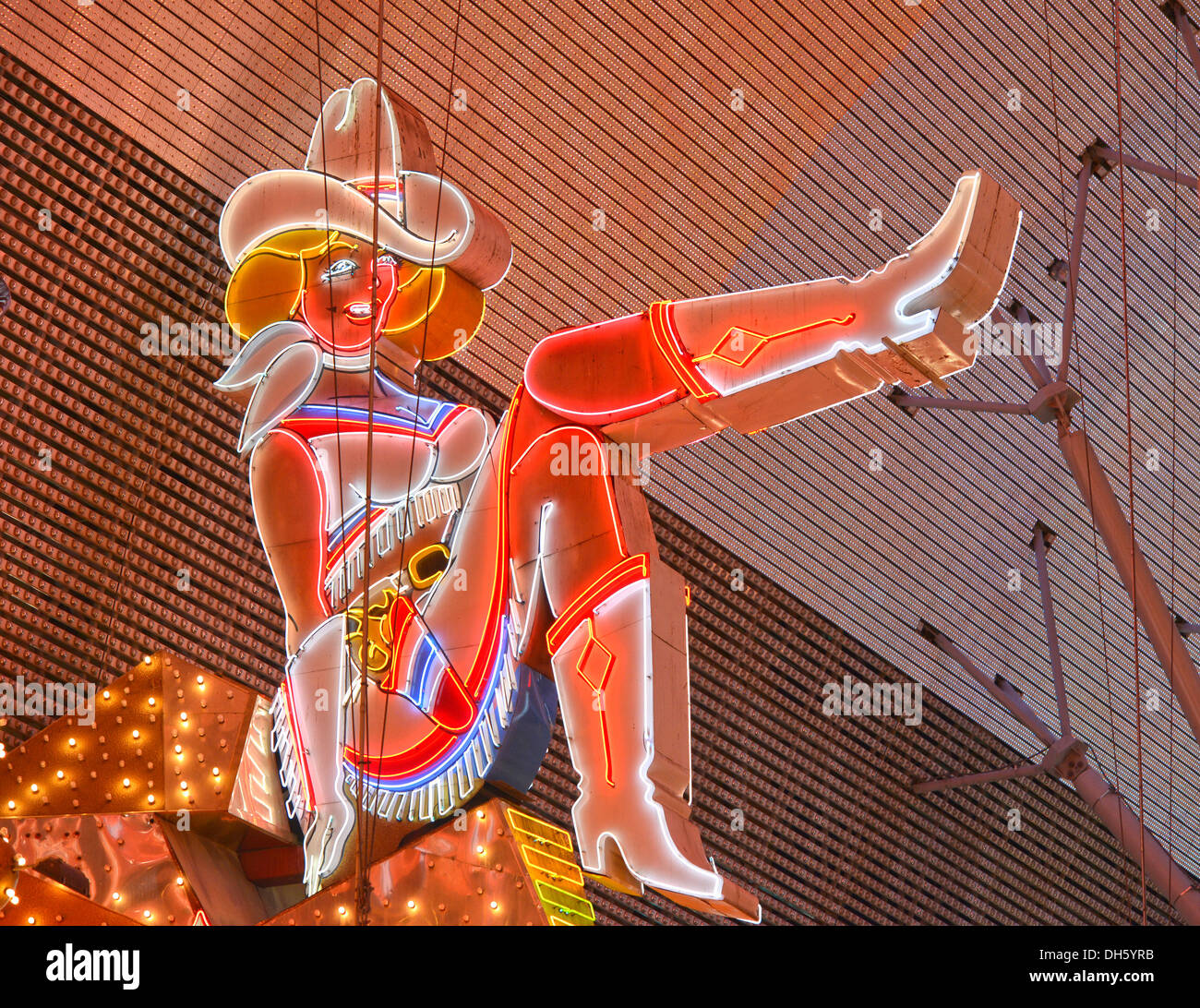 Vicky, eine berühmte Cowgirl-Figur aus die Leuchtreklamen der Glitter Gulch Casino Hotel, Fremont Street Experience in alten Las Vegas Stockfoto