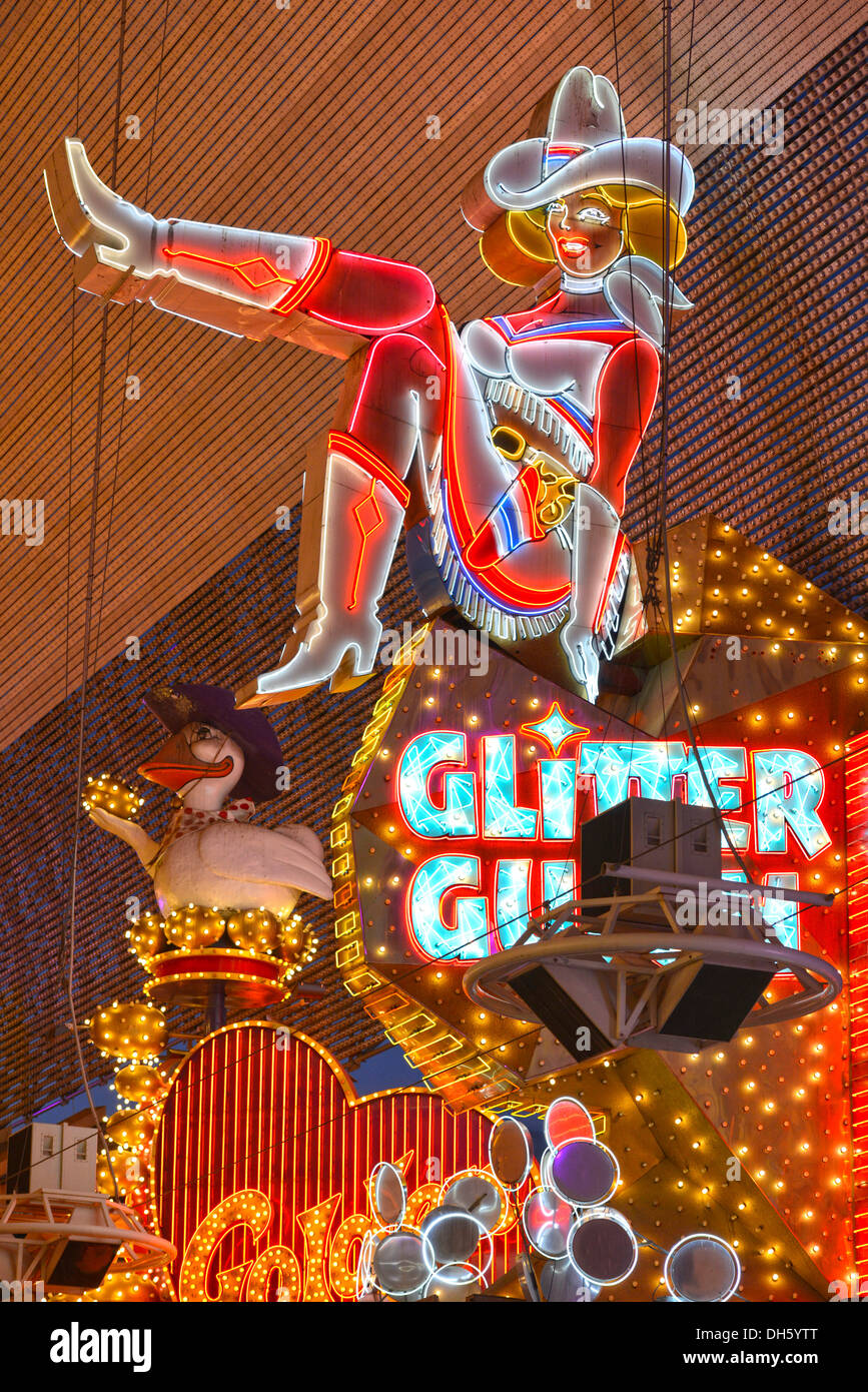 Vicky, die berühmte Cowgirl-Figur aus die Leuchtreklame des Glitter Gulch Casino Hotels, Fremont Street Experience in alten Las Stockfoto