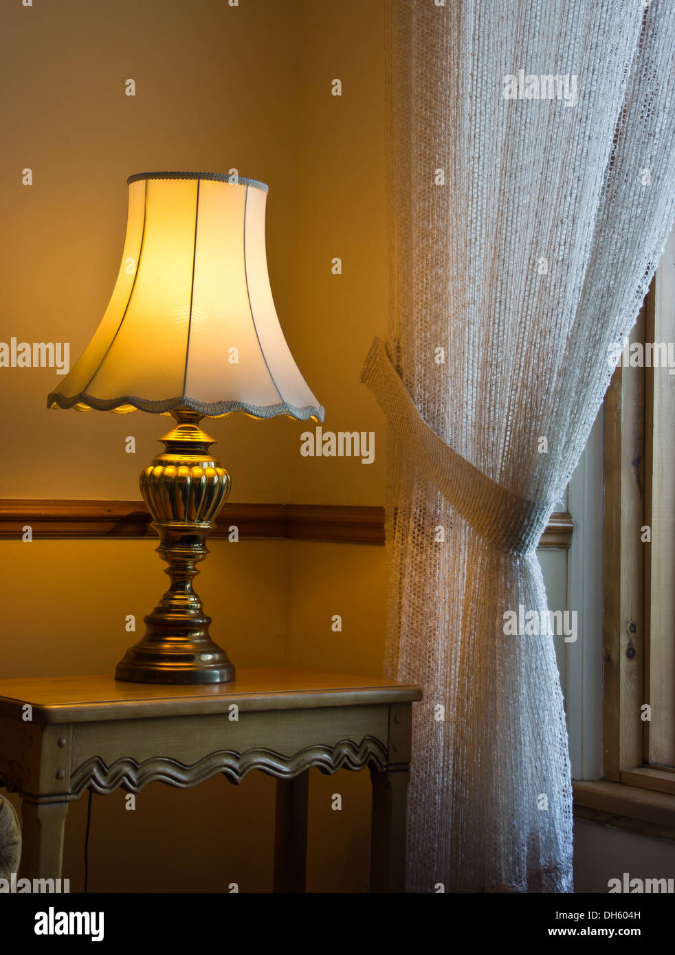 Antike Lampe auf Beistelltisch in Lobby Hotel Tadoussac, Quebec Saguenay  Stockfotografie - Alamy