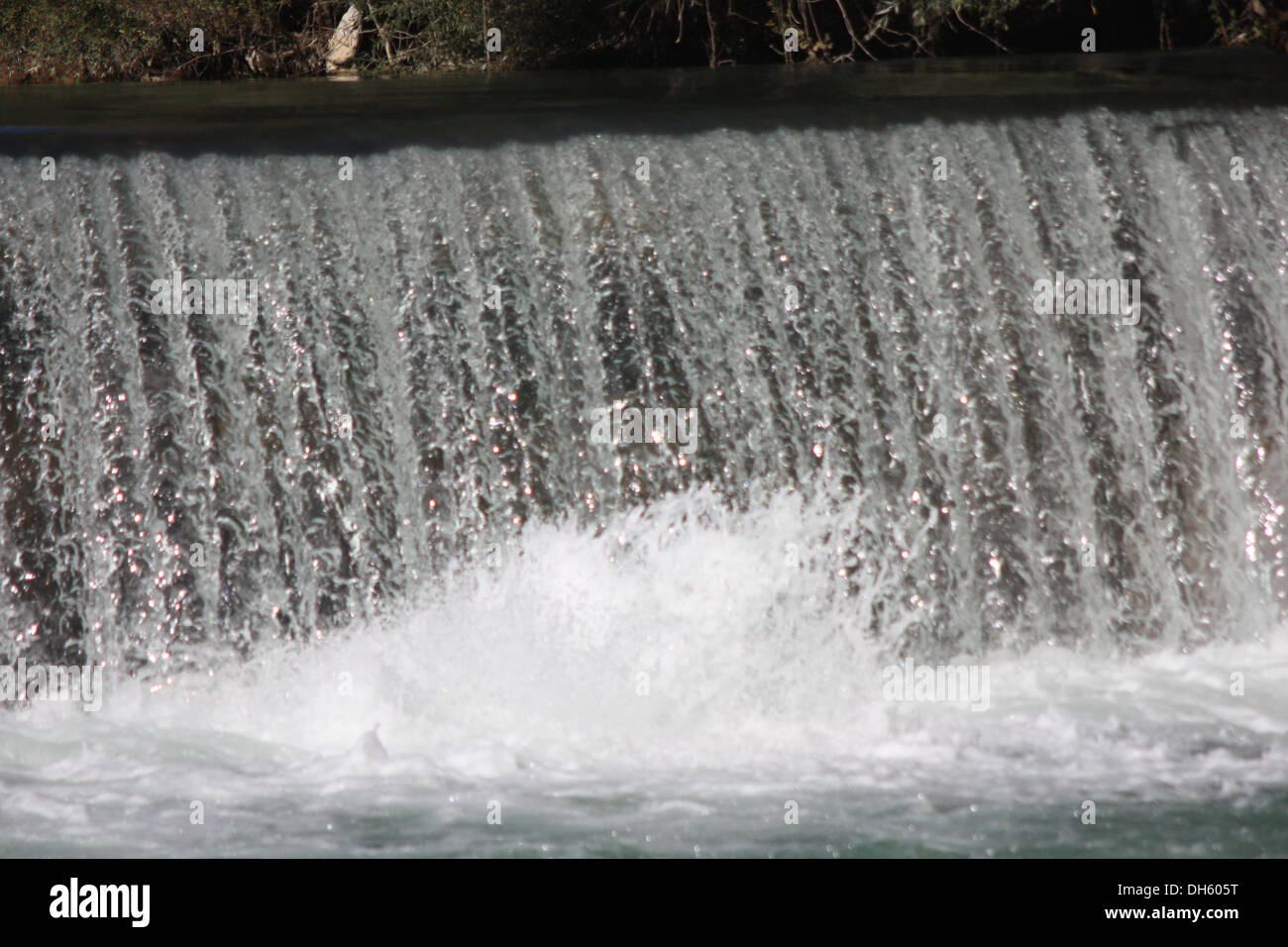 Wasser fließt über einen Wasserfall. Stockfoto