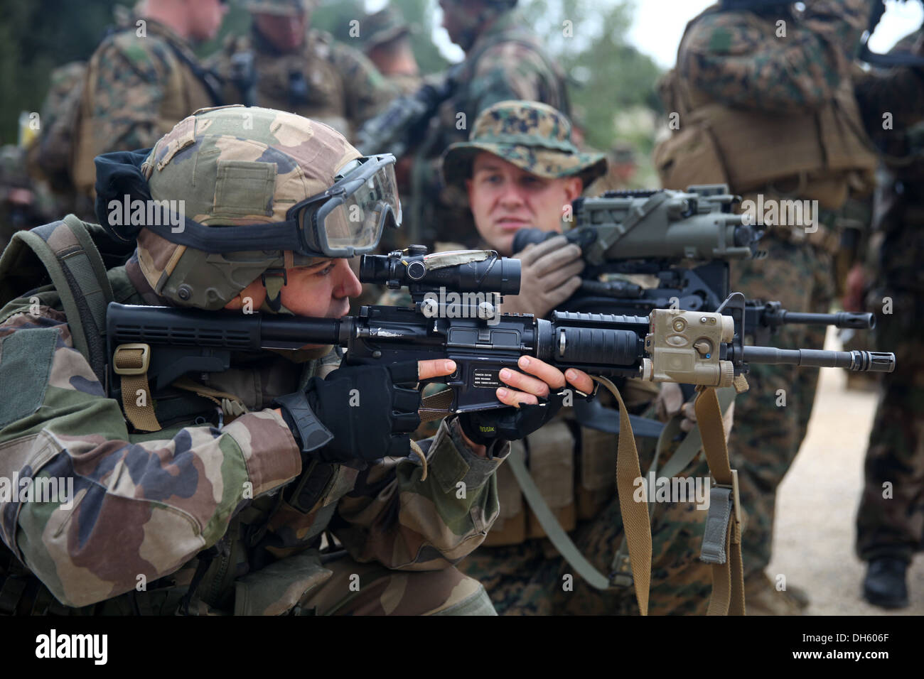 Ein französischer Legionär mit dem 2. ausländischen Infanterie-Regiment der 6. Licht-gepanzerte Brigade Sehenswürdigkeiten durch eine amerikanische m-4-carb Stockfoto