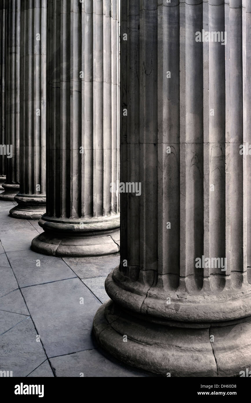 Geriffelte Betonsäulen am Eingang zur Galerie für moderne Kunst, Queen Street, Glasgow, Schottland, UK Stockfoto