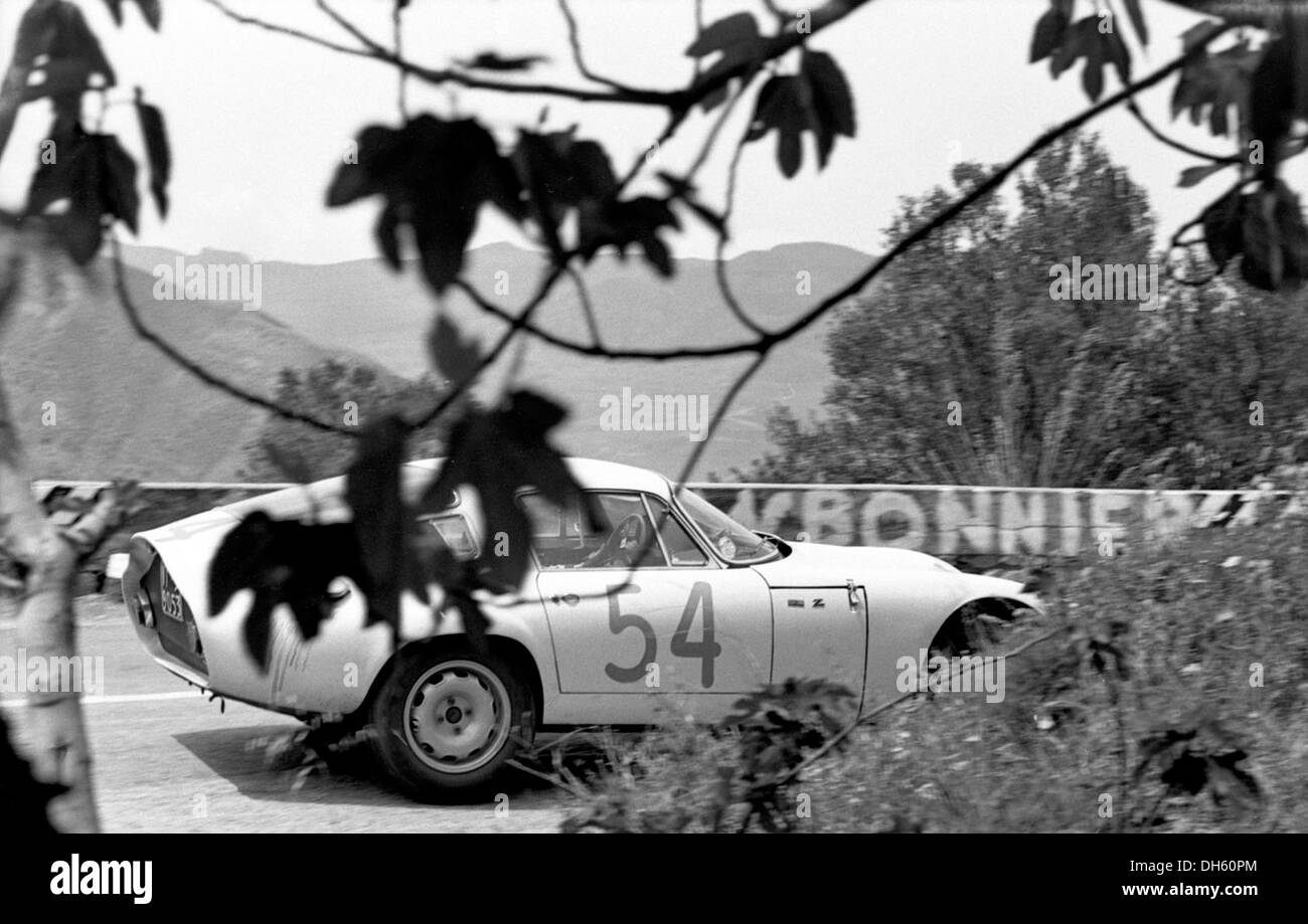 Girolamo Capra-Maurizio Pinchetti Alfa Romeo Giulia TZ. Fertige 17. in der Targa Florio, Sizilien 9. Mai 1965. Stockfoto