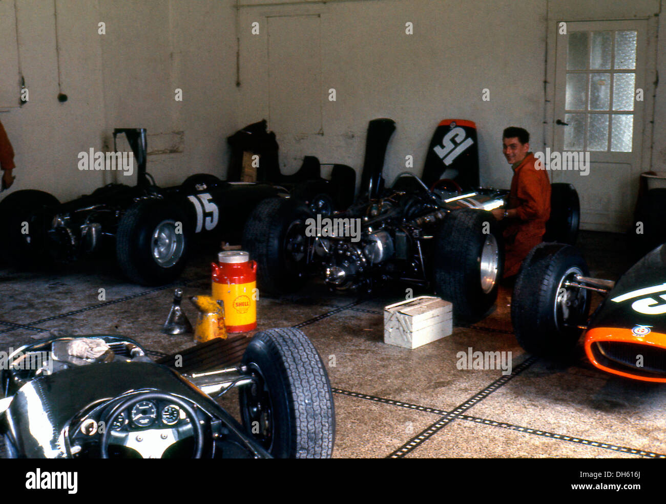 GP von Belgien in Spa-Francorchamps. BRM in angemieteten Garagenplatz, Mechaniker P83 H16 Autos vorbereiten. Belgien 1966. Stockfoto
