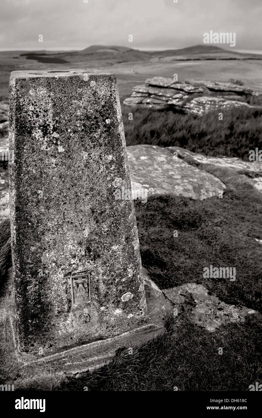 Falken-Tor auf der Westseite des Bodmin Moor. Die Stein an der Spitze ist ein Ordnance Survey trigonometrischen Punkt Stockfoto