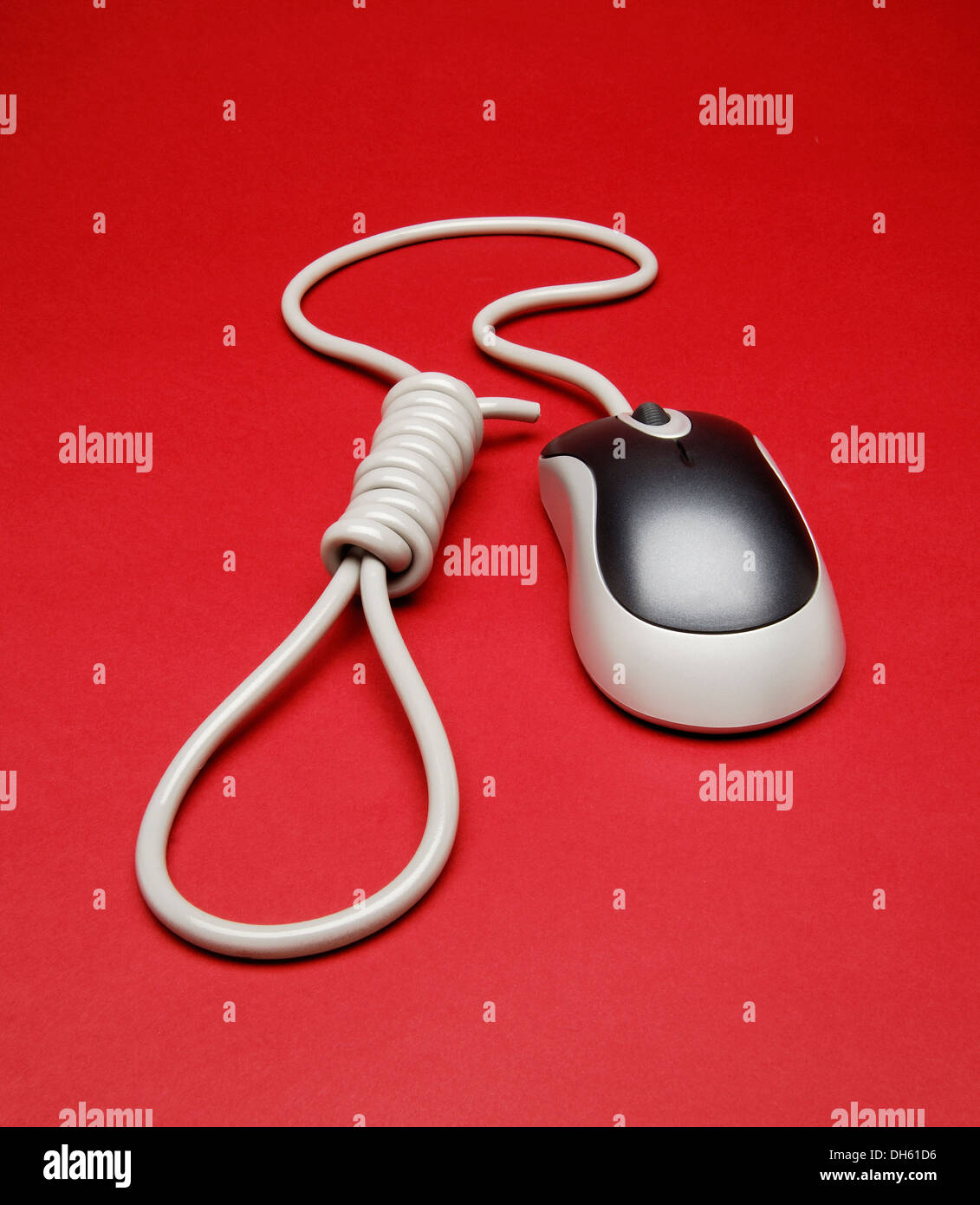 Eine Computer-Maus mit seiner Schnur zu einer Schlinge des Henkers geformt. Leuchtend roten Hintergrund Stockfoto