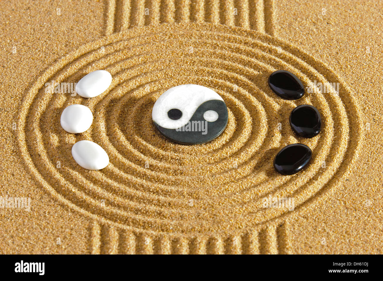 Japanischer Zen-Garten mit Steinen von Yin und yang Stockfoto