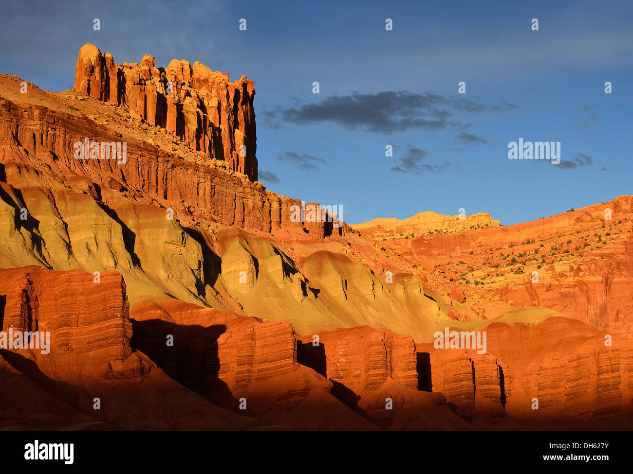 Letzte Tageslicht auf dem Castle Rock, Sonnenuntergang nach einem Gewitter, Capitol Reef National Park, Utah, Südwesten der USA, USA Stockfoto