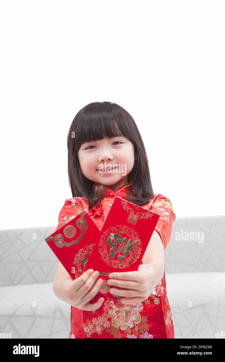 Kleines Mädchen bekommen ein rotes Kuvert Stockfoto