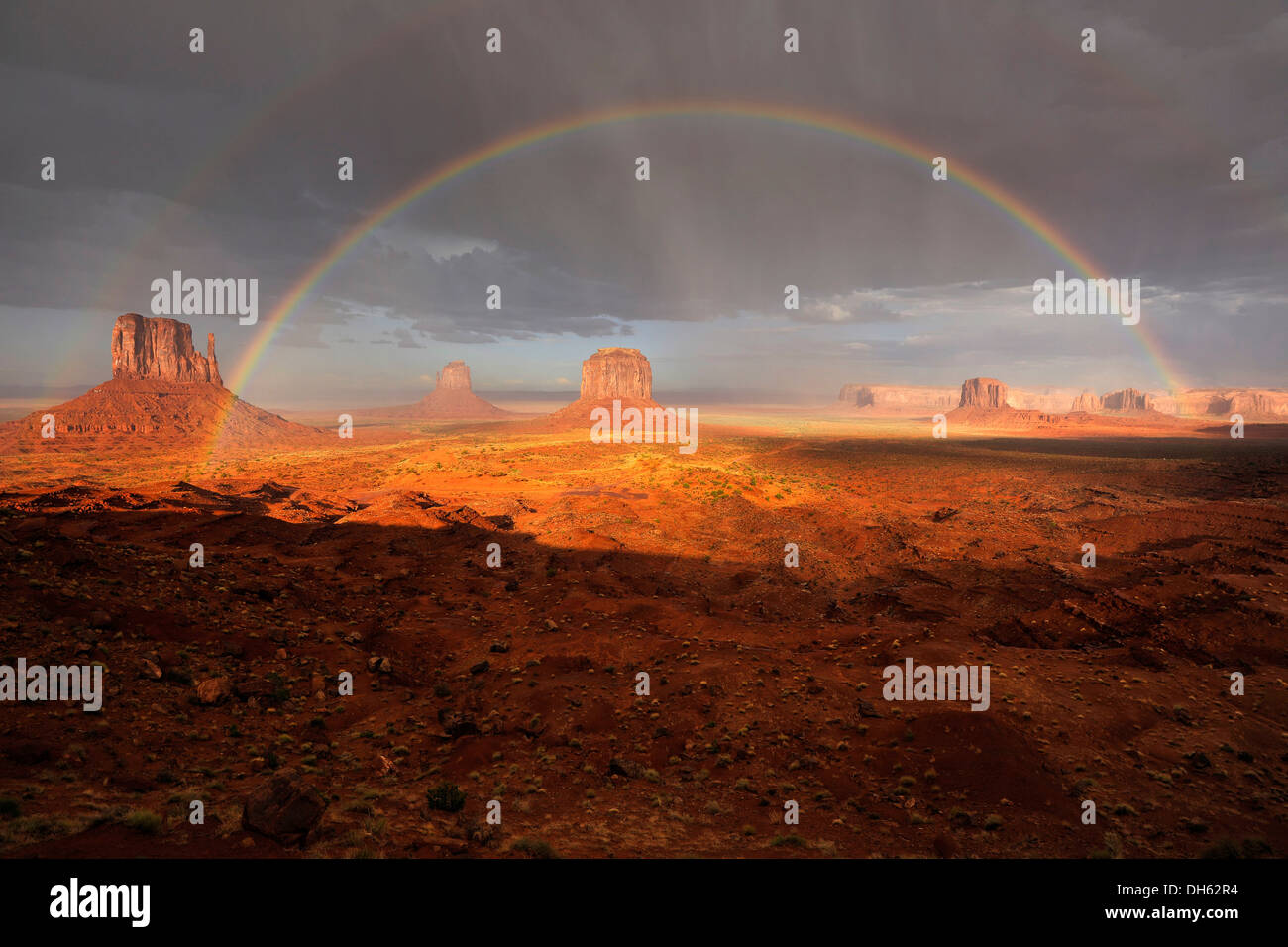Doppelter Regenbogen mit Regenschauern im Abendlicht, Tafelberge West Mitten Butte, East Mitten Butte, Merrick Butte Stockfoto