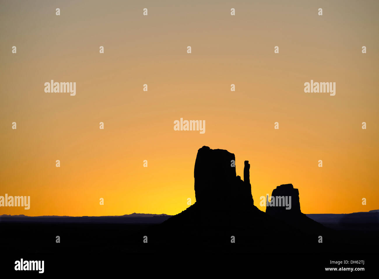 Sonnenaufgang mit den Mesas West Mitten Butte und East Mitten Butte, Monument Valley Navajo Tribal Park Stockfoto