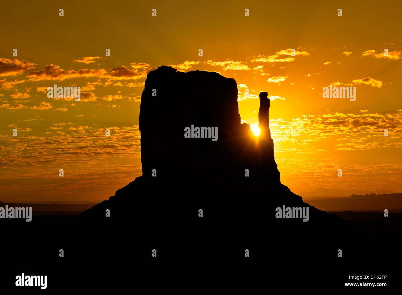Mesa West Mitten Butte bei Sonnenaufgang, Monument Valley Navajo Tribal Park Navajo Nation Reservation, Arizona, Utah, Südwesten Stockfoto