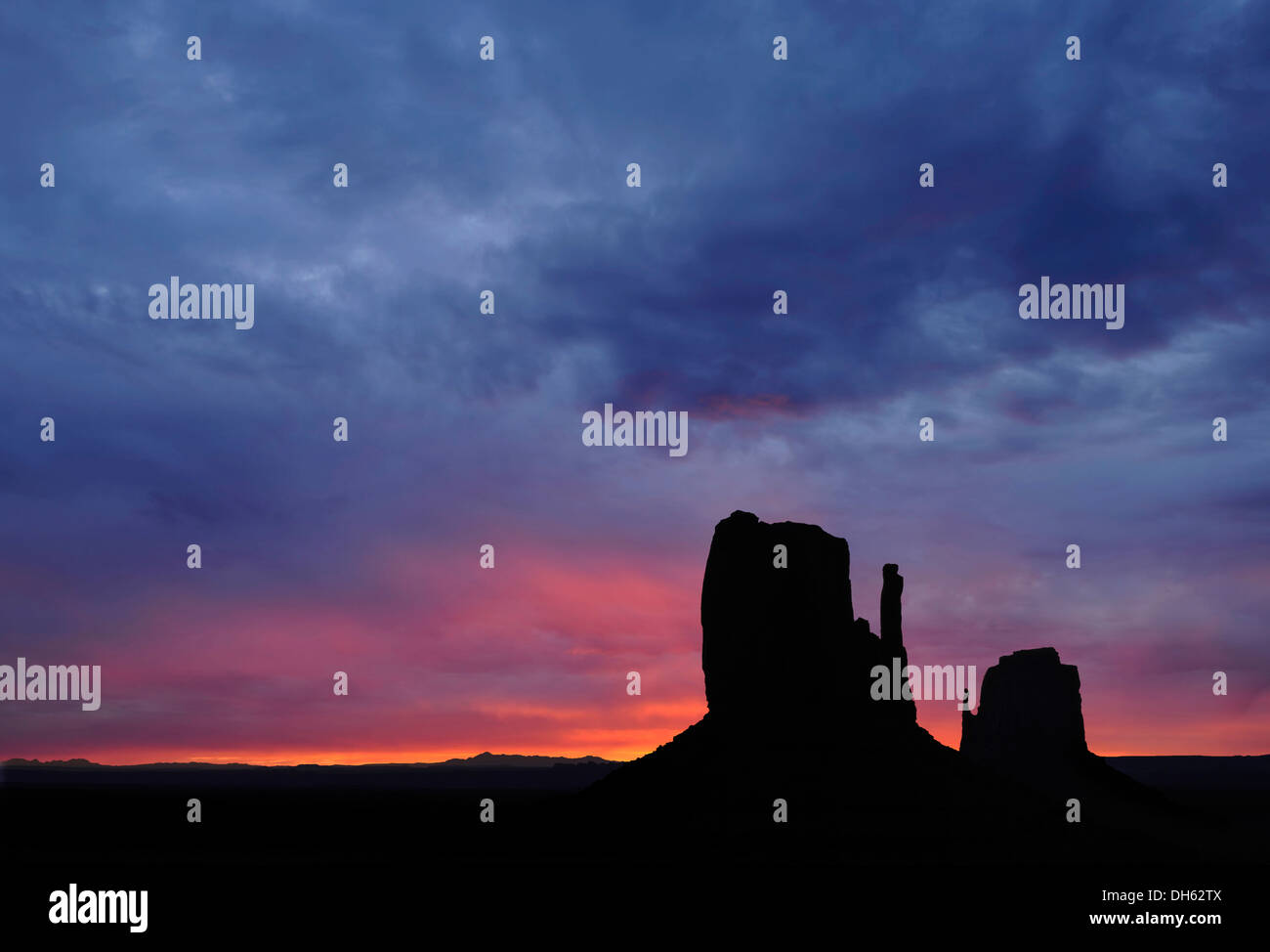 Sunrise, Tafelberge West Mitten Butte und East Mitten Butte, komponieren, Monument Valley Navajo Tribal Park Stockfoto