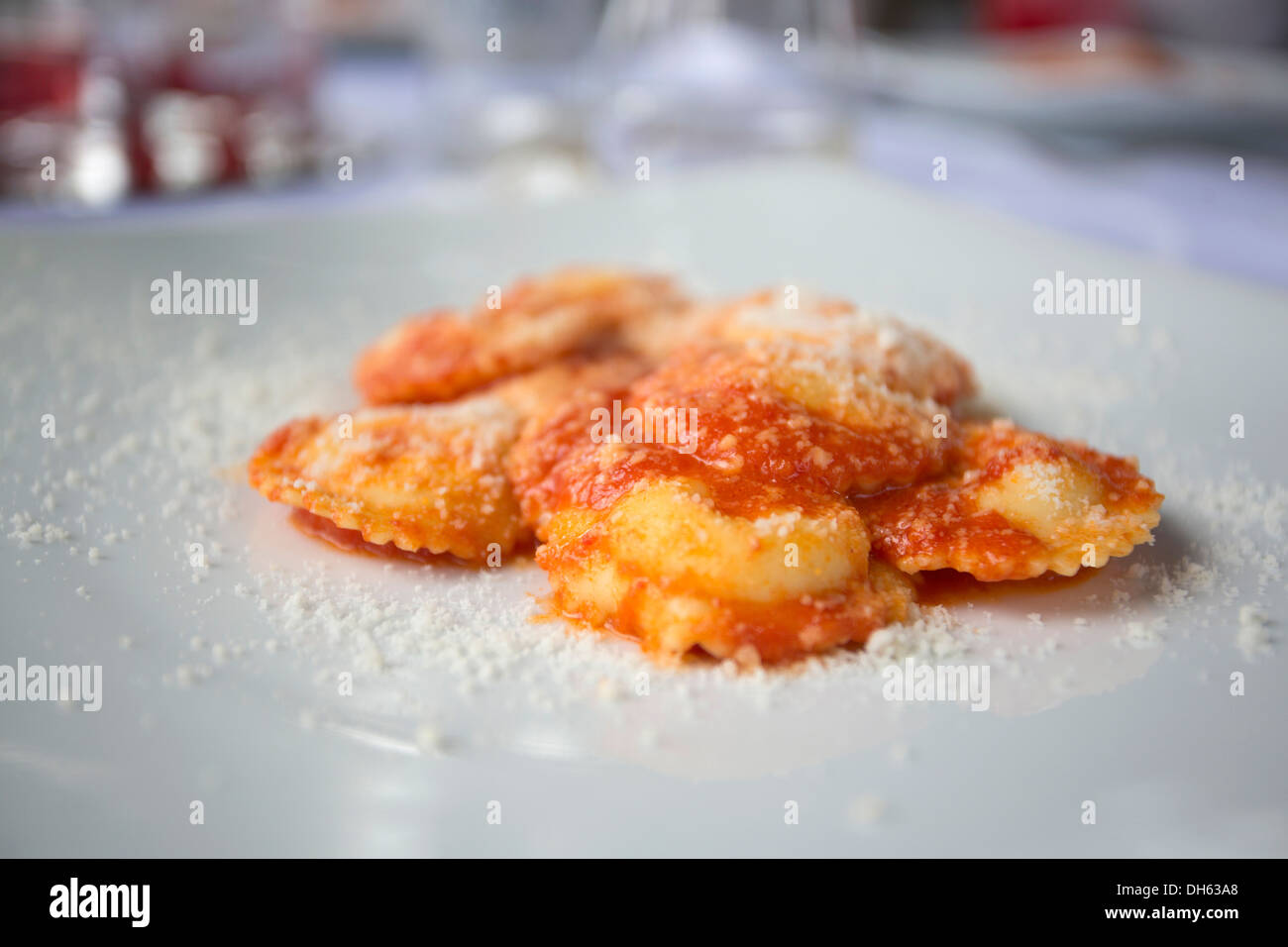 Gehobene Küche in einem italienischen Restaurant in Sorrento Raviolli Nahaufnahme Stockfoto
