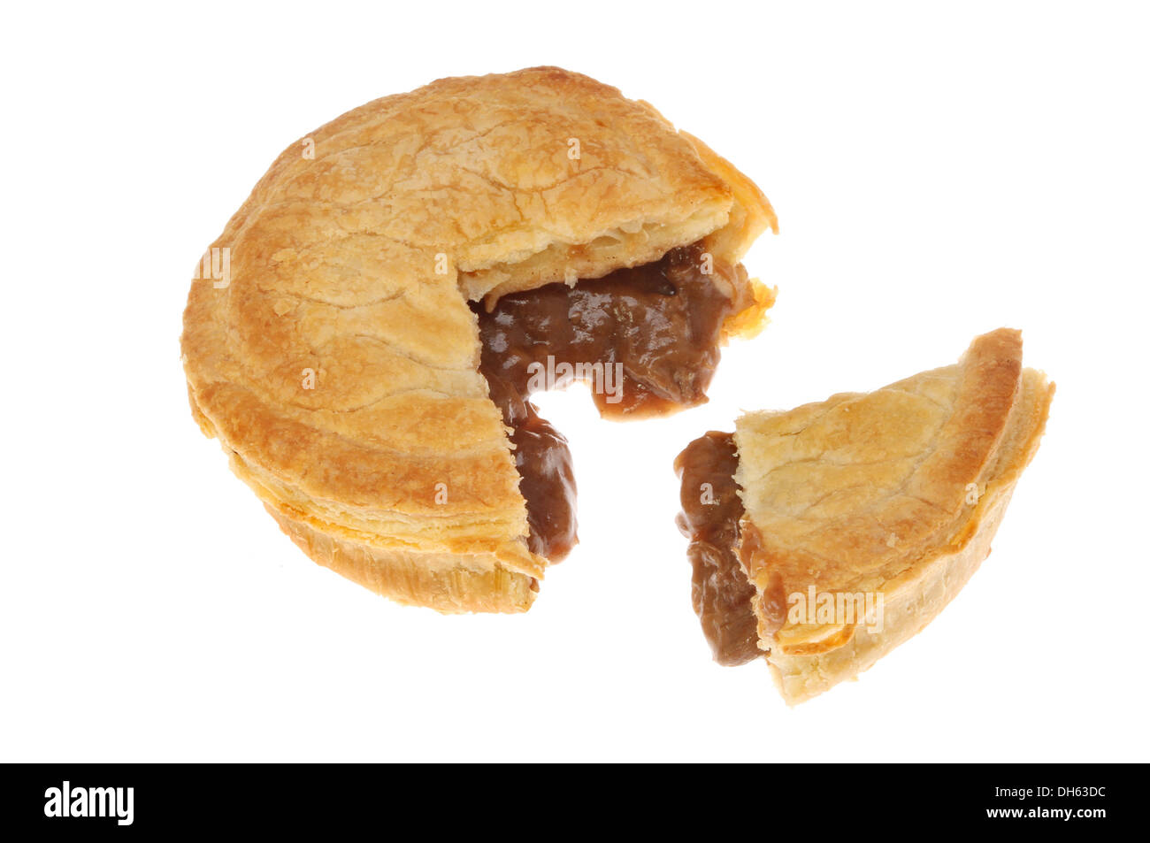 Steak Pie mit einem Abschnitt Ausschneiden isoliert gegen weiß Stockfoto