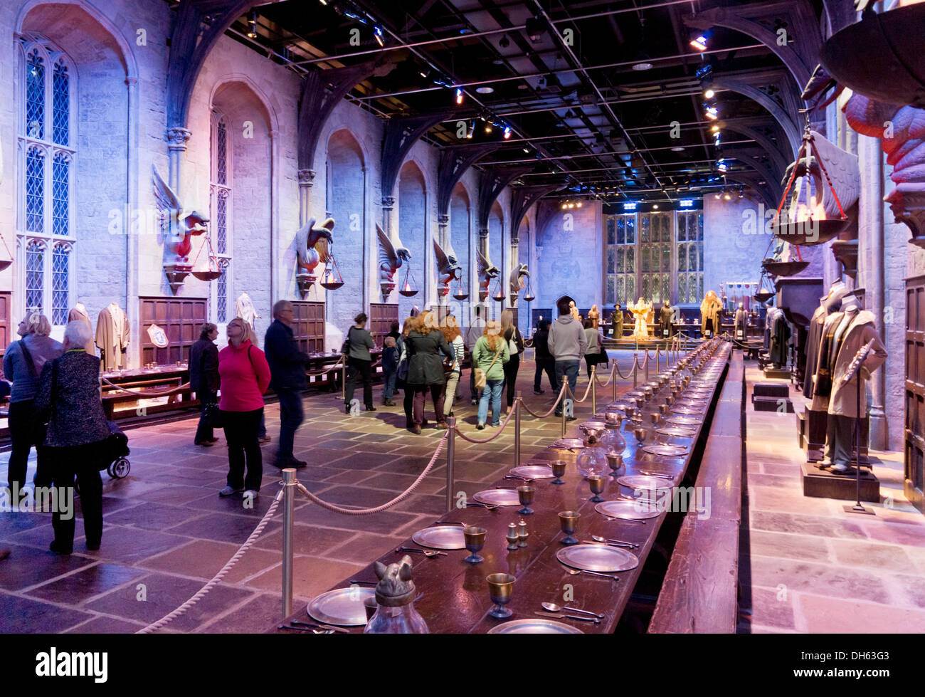 Besucher in der großen Halle in der Harry Potter Welt Warner Bros Studio Tour Leavesden Watford London UK GB EU Europa Stockfoto