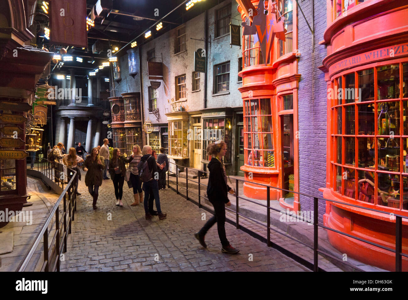 Innenaufnahmen bei Diagon Gasse in der Harry Potter Welt Warner Bros Studio Tour Leavesden Watford London UK GB EU Europa Stockfoto