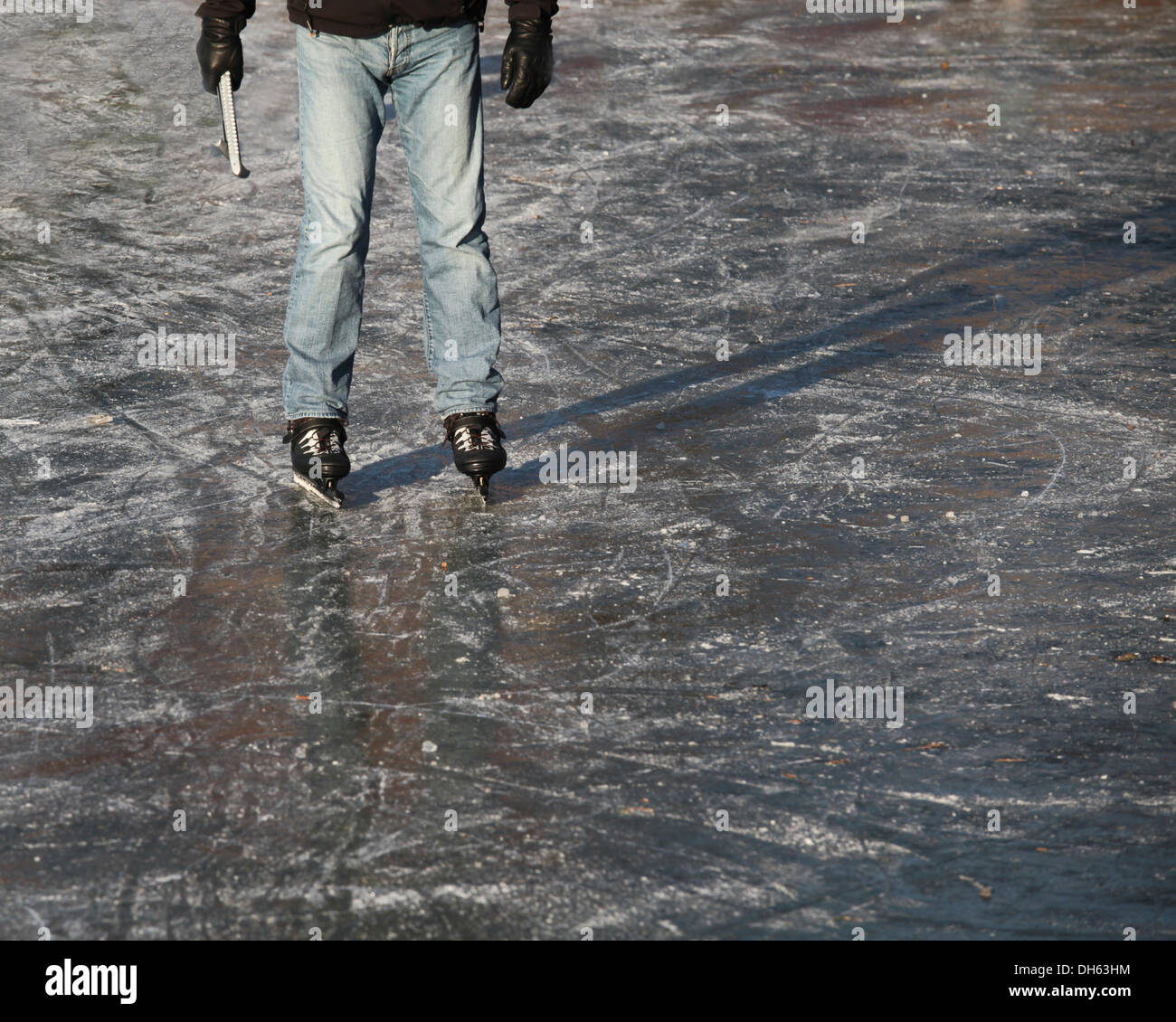 Niederländische Eiskunstläuferin stehen auf dem Eis Stockfoto