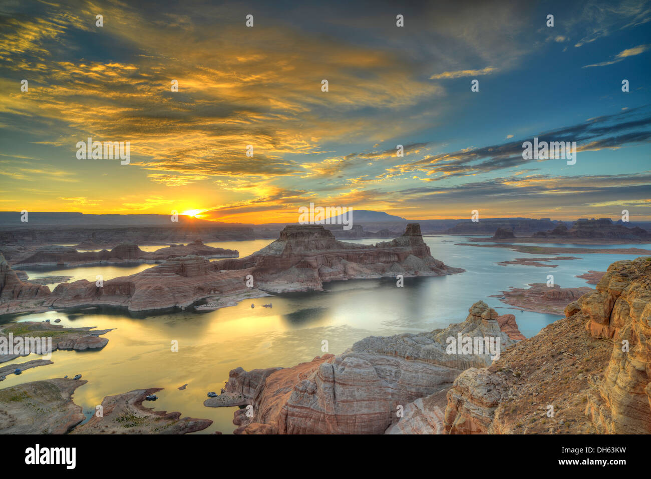 Ansicht von Alstom Punkt zum Lake Powell bei Sonnenaufgang, Padre Bucht mit Gunsight Butte und Navajo Mountain, Hausboote, Bigwater, Glen Stockfoto