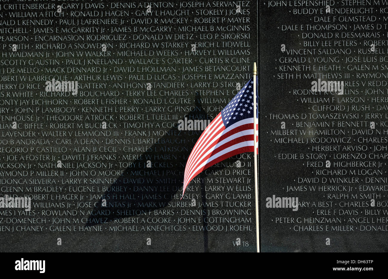 US-Flagge vor der Vietnam Veterans Memorial Wall, nationale Denkmal mit den Namen der gefallenen US-Soldaten in Stockfoto