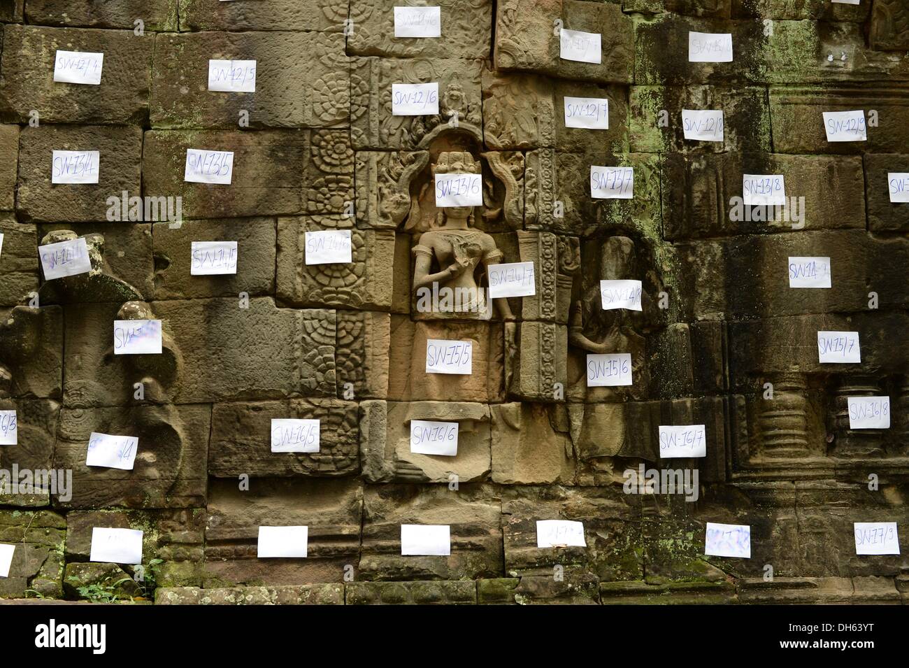 Siem Reap, Kambodscha. 13. Oktober 2013. Einzelne Steinen sind für Restaurierungsarbeiten in den Tempel und den Aufbau komplexer Ta Prohm in der Nähe von Angkor Wat in Siem Reap, Kambodscha, 13. Oktober 2013 beschriftet. Der Tempel wurde im späten 12. und frühen 13. Jahrhundert von König Jayavarman VII. gebaut. Ein eindrucksvolles Feature von Ta Prohm sind die Bäume wachsen aus den Ruinen. Foto: Jens Kalaene/Dpa/Alamy Live News Stockfoto