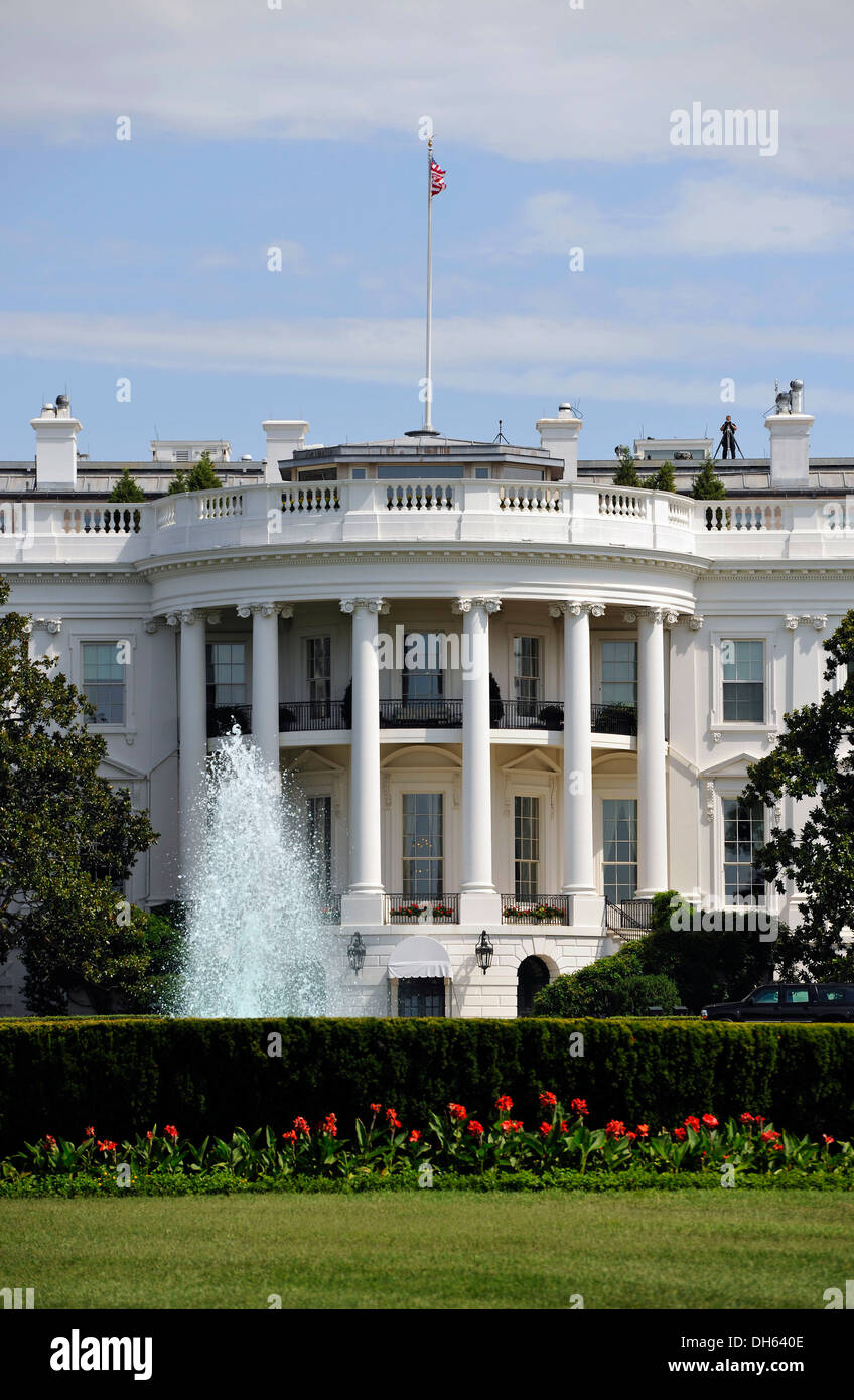 Blick auf den Süden Portico mit der Blue Room, The White House, mit Security-Officer auf dem Dach, Washington DC Stockfoto