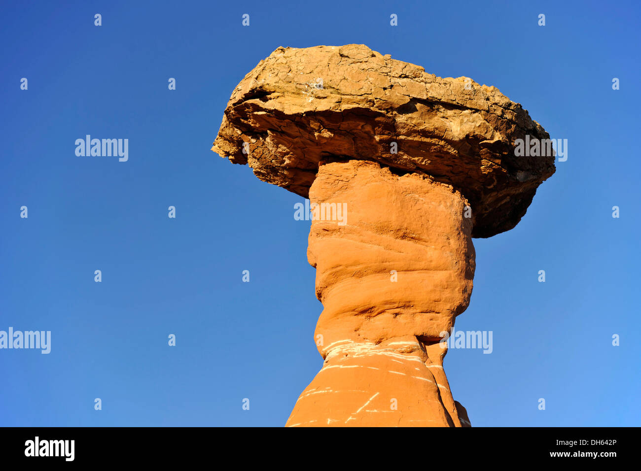 Ersten Hoodoo oder Toadstool Hoodoo oder Lucky Luke, Toadstool Hoodoos, Rimrocks, Grand Staircase-Escalante Nationalmonument, GSENM Stockfoto