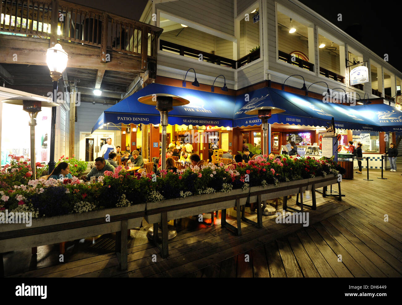 Nachtaufnahme, Fischrestaurant, Pier 39, Fishermans Wharf, San Francisco, Kalifornien, Vereinigte Staaten von Amerika, USA Stockfoto