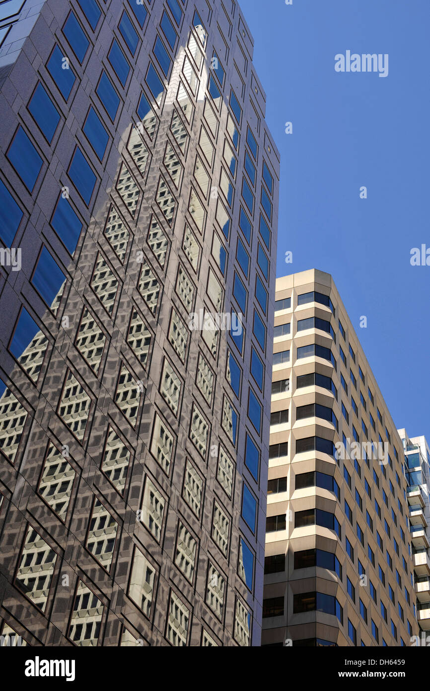 Reflexion der Transamerica Pyramid-Hochhauses in der Ost-West-Bank-Hochhaus, Financial District, San Francisco, Kalifornien Stockfoto