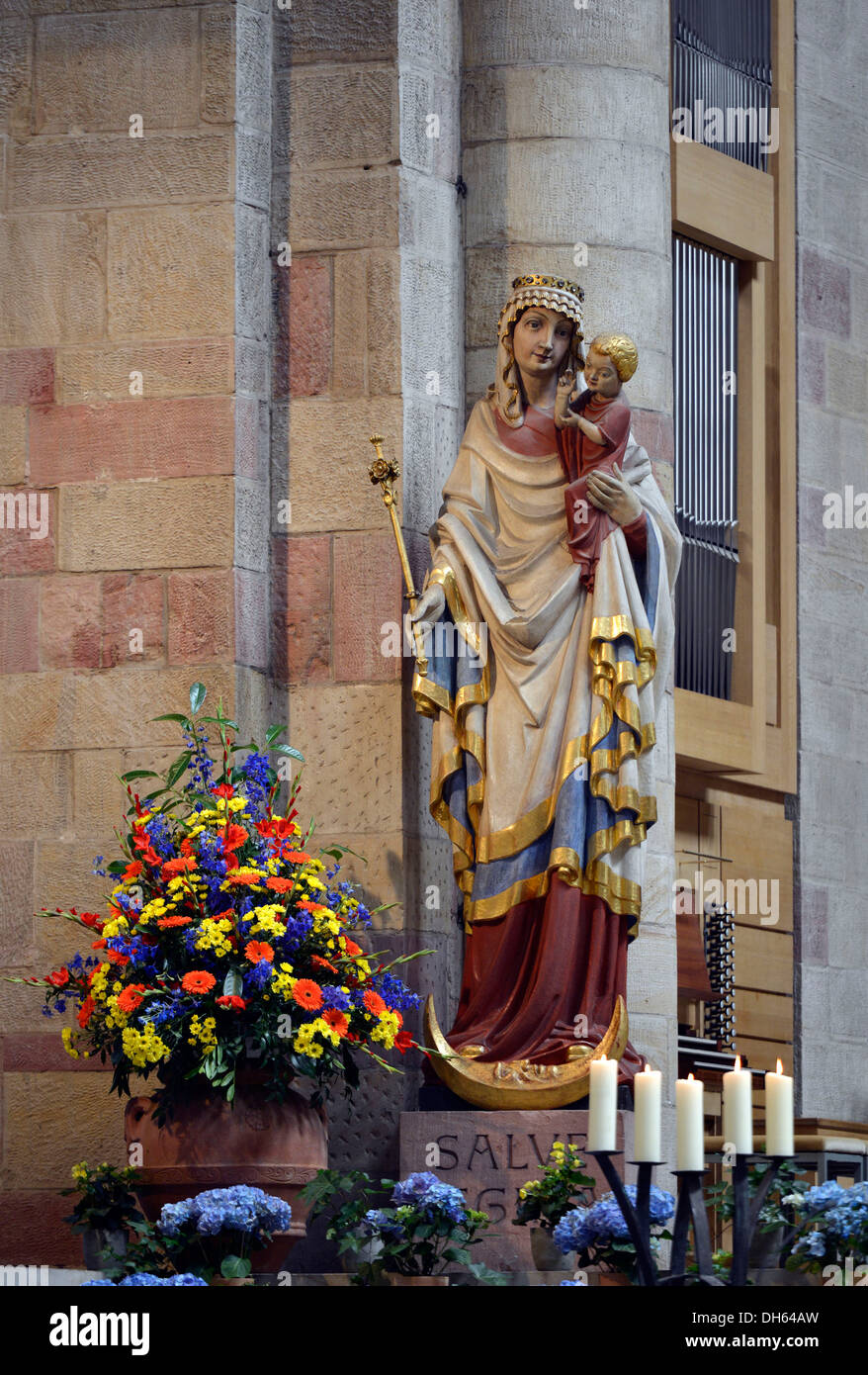 Salve Regina Statue, kirchliche Figur im Altarraum, König Chor, Dom zu Speyer, der Kaiserdom Stockfoto