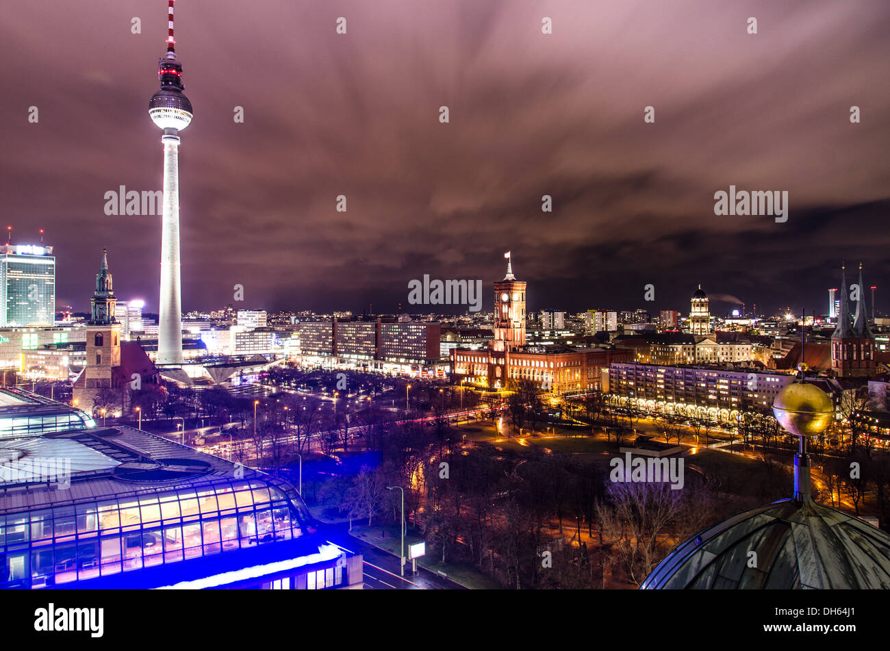 Eine dramatische Stadtlandschaft Berlins TV Turm, Rathaus und mehr, entnommen aus dem Dom-Dach Stockfoto