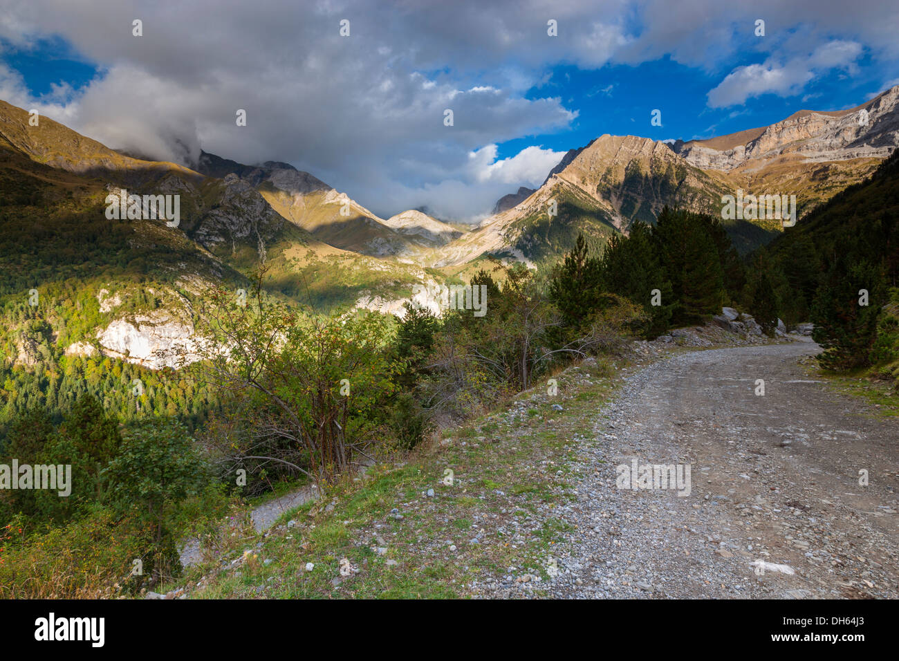 Blick vom Tal D'Otal über den Fluss Ara, Parque Nacional de Ordesa y Monte Perdido, Pyrenäen-Tal. Stockfoto