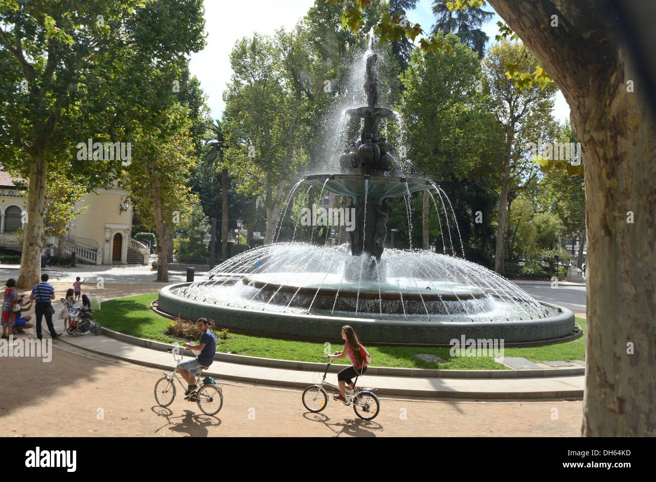 Granada Spanien - ein schöner Brunnen und Park genossen von den Einheimischen in Granada Stockfoto