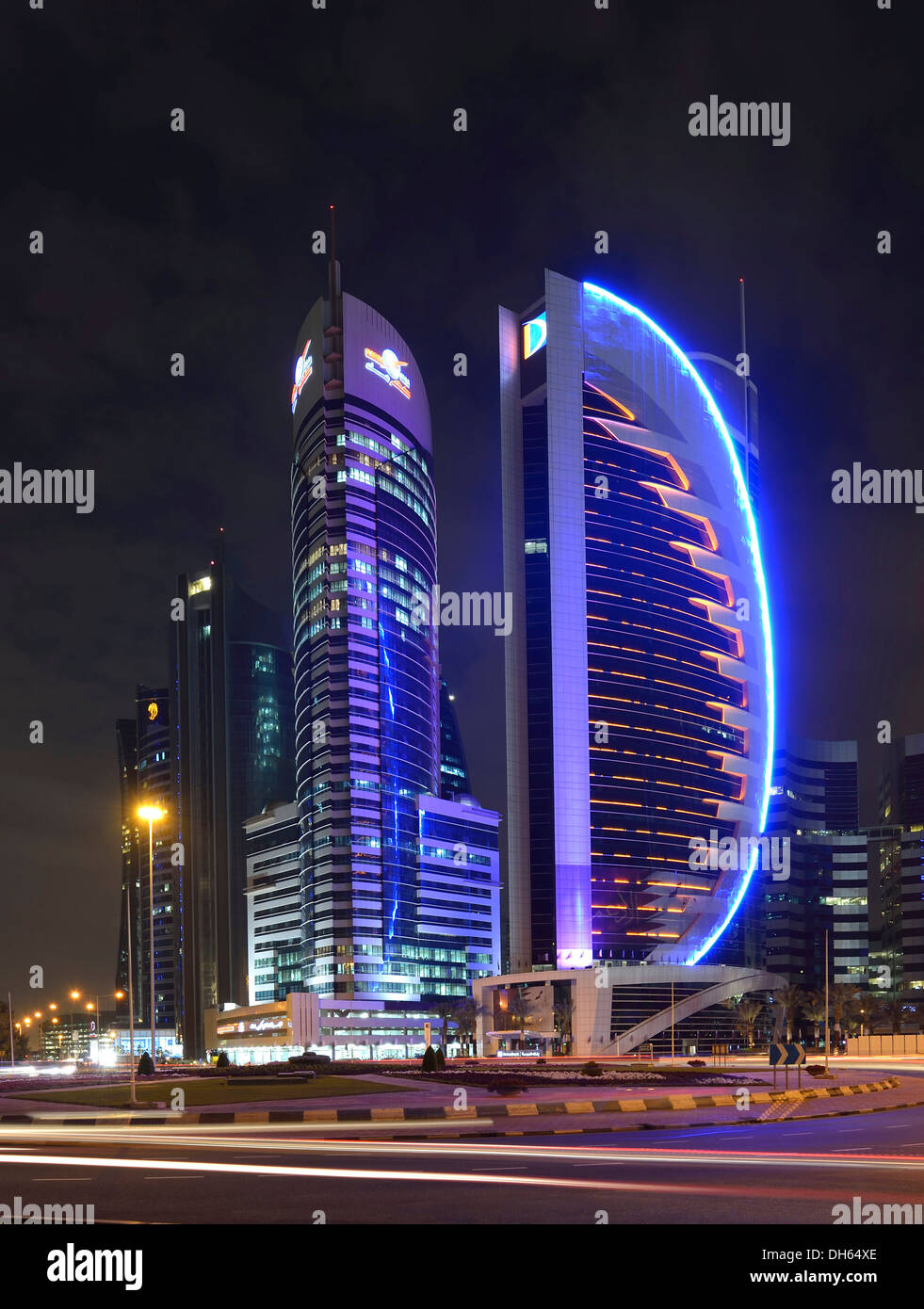 Skyline von Doha in der Nacht mit dem Kahra Maa Turm und Doha Bank Tower, Doha, Doha, Katar Stockfoto