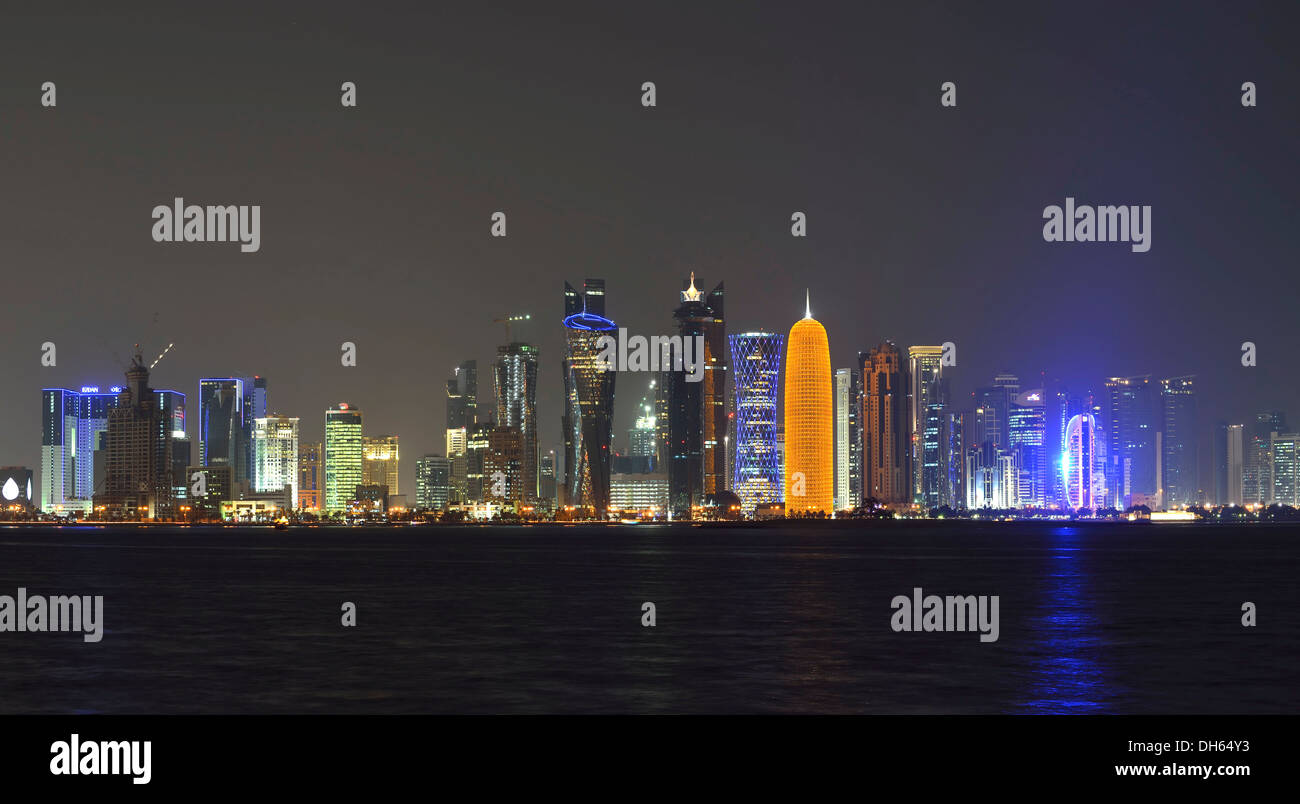 Skyline von Doha in der Nacht mit dem Al Bidda-Turm, Palm Tower 1 und 2, das World Trade Center, Tornado, Burj Katar entfernt Stockfoto