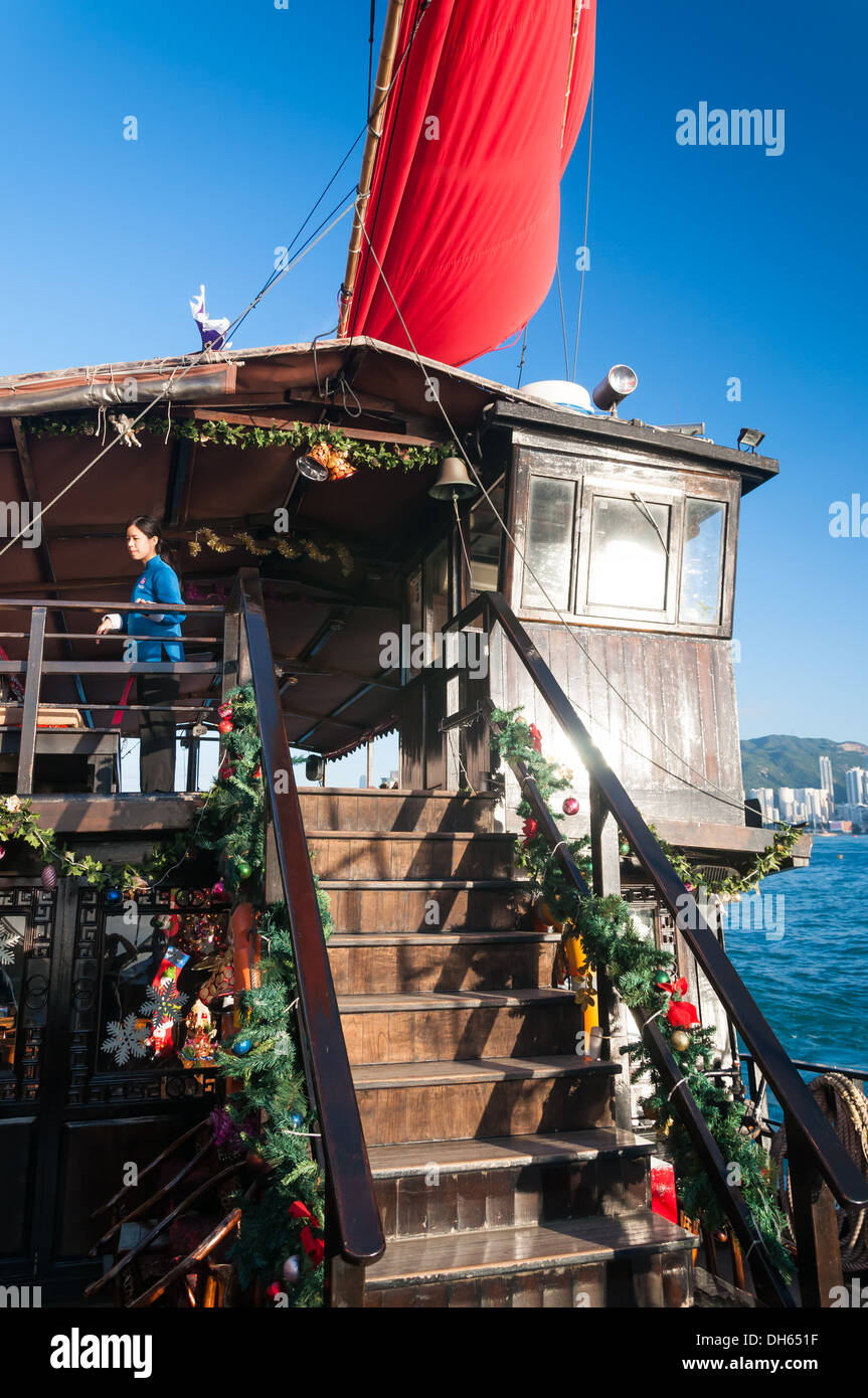 An Bord eines traditionellen Junk-Schiffes in Hong Kong. Stockfoto