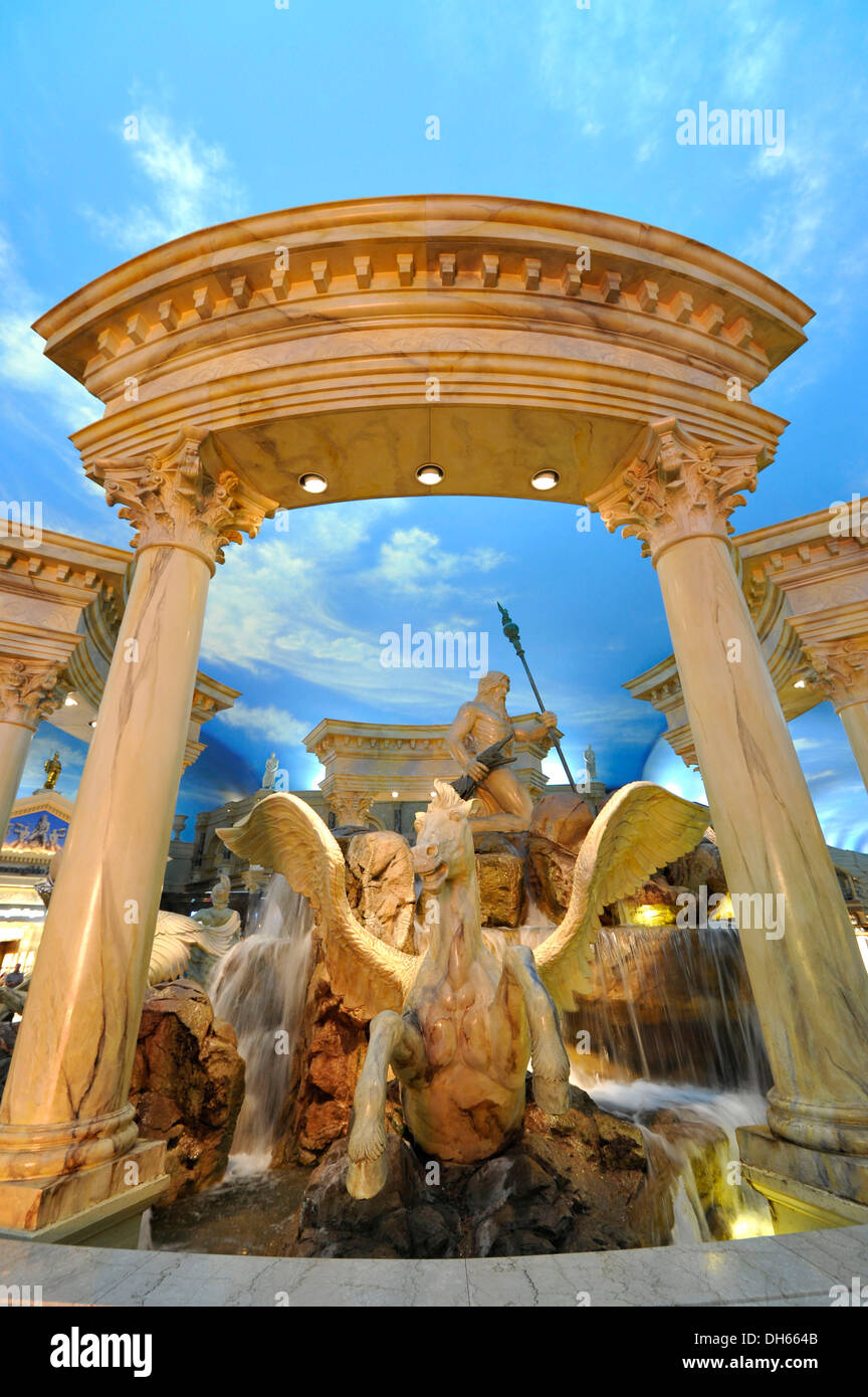 Interieur, Brunnen mit Neptun und Pegasus unter einem künstlichen Himmel, Forum Shops, Luxus-Hotel, Casino, Caesars Palace Stockfoto