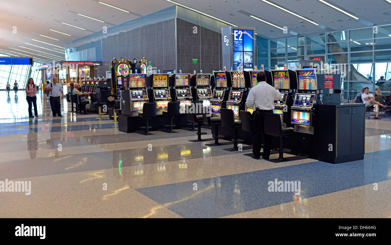 Spielautomaten im Wartebereich, Casino, Terminal 3, Las Vegas McCarran International Airport, Las Vegas, Nevada Stockfoto