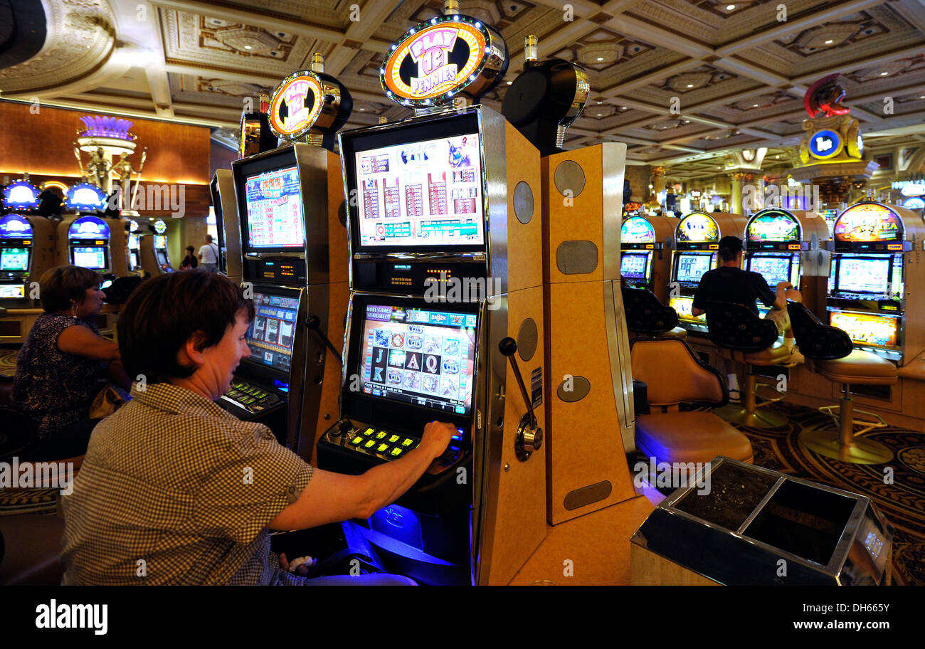 Interieur, Frau spielt einen Spielautomaten, einarmige Banditen, Luxushotel, Casino, Caesars Palace, Las Vegas, Nevada Stockfoto
