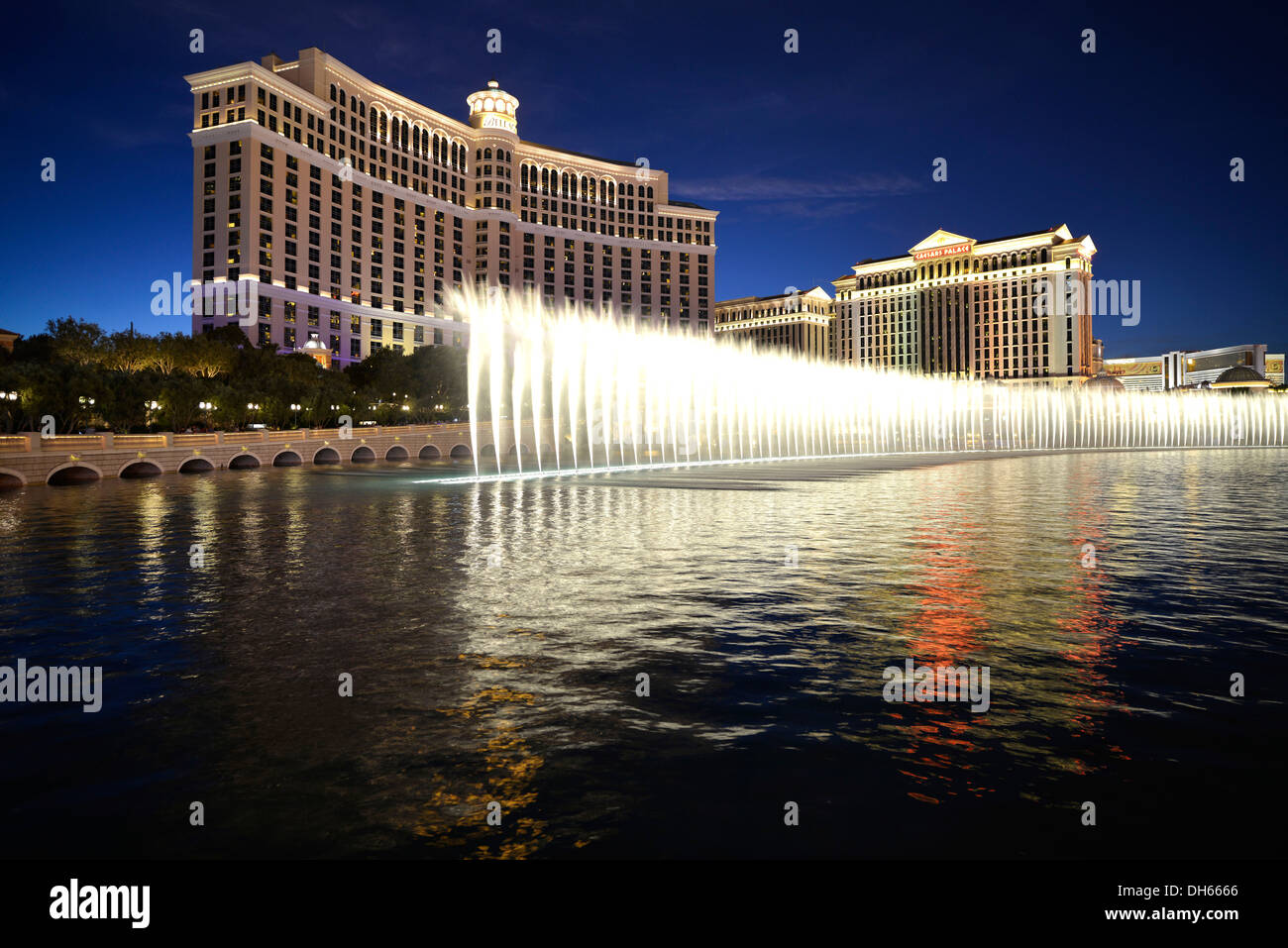 Nachtaufnahme, Brunnen Display, Luxus-Hotels und Kasinos, Bellagio, Caesars Palace, Mirage, Las Vegas, Nevada Stockfoto