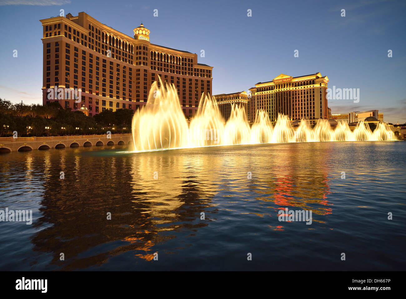 Nachtaufnahme, Brunnen Display, Luxus-Hotels und Kasinos, Bellagio, Caesars Palace, Mirage, Las Vegas, Nevada Stockfoto